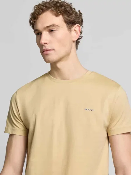 T-shirt z detalem z logo Gant beżowa