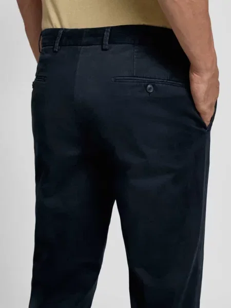 Chinosy o kroju regular fit z mieszanka bawełny model PEAKER' Hiltl granatowe