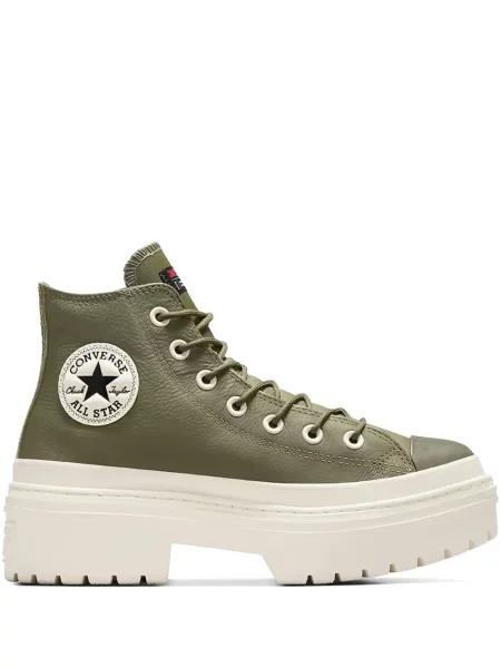 Iš natūralios odos sportbačiai Converse Chuck 70 izoliuoti ant pleištinio kulniuko pilka