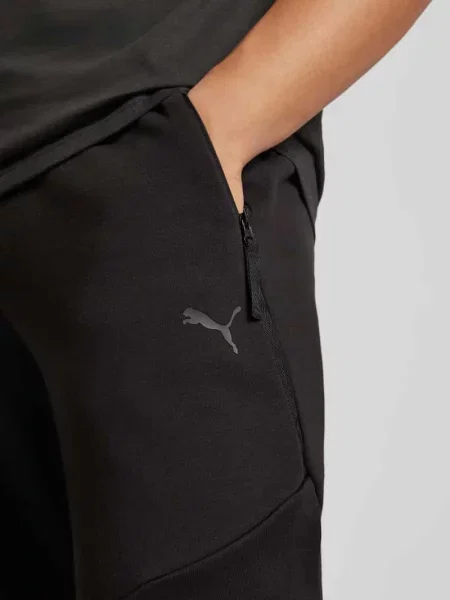 Spodnie dresowe o kroju regular fit z detalem z logo Puma Performance czarne