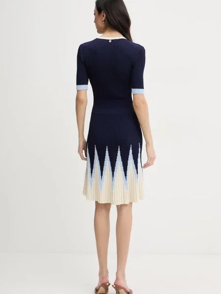 Sukienka dzianinowa Silvian Heach w geometryczne wzory niebieska