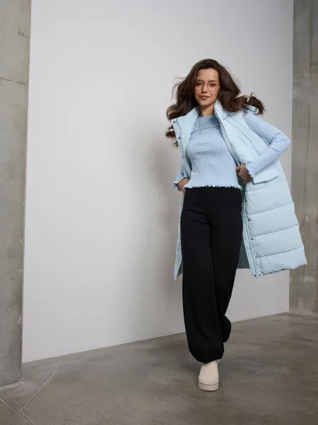 Стьобаний puffer жилет із відстібним капюшоном блакитний