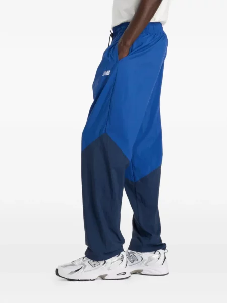 Pantaloni scurți New Balance din material terry maro