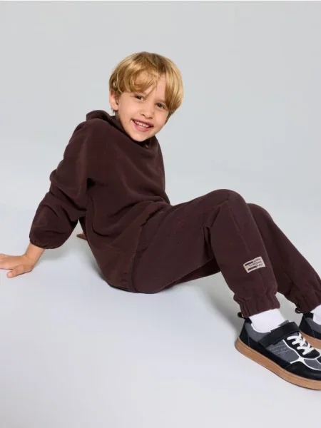 Sinsay Zateplené tepláky loose jogger Active tmavě hnědá