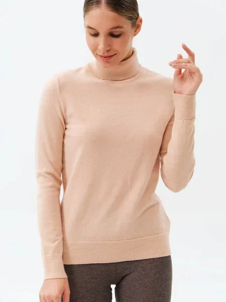 Теплый женский гольф с шерстью мериноса бежева