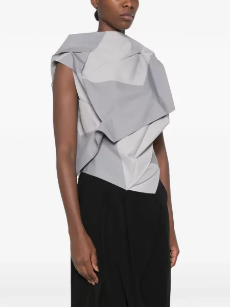 Топ 132 5. Issey Miyake с принт сиво