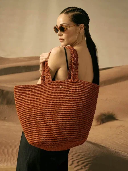 Пляжная плетеная сумка коричнева