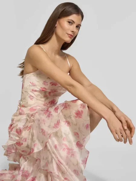 Sukienka wieczorowa z kwiatowym wzorem na całej powierzchni Luxuar Fashion różowa