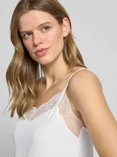 Bluzka bez rękawów o kroju relaxed fit z koronkowym wykończeniem Model TIFFANY' Pieces biała