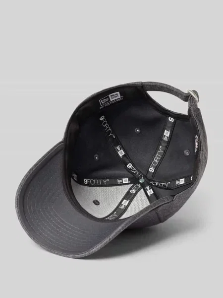Czapka z daszkiem z wzmocnionym daszkiem i hafty New Era