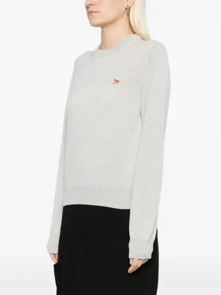 Pulover Maison Kitsune cu broderie gri