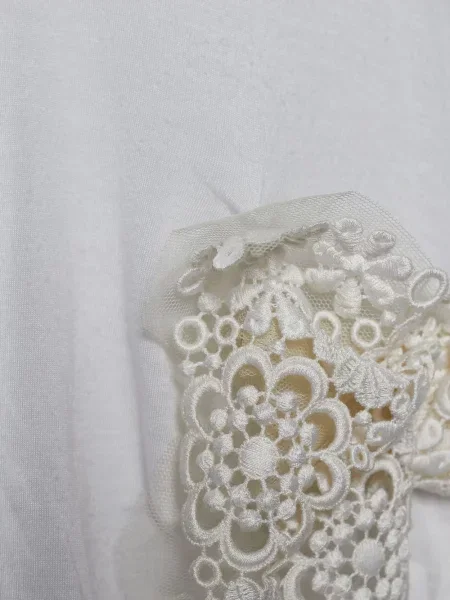 Tricou Red Valentino cu funde din dantelă alb
