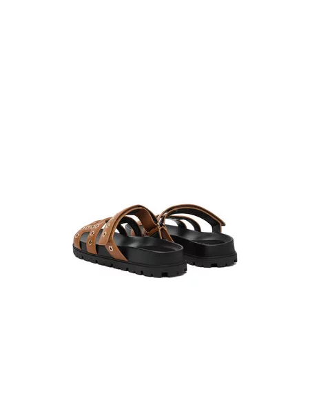 Šlepetės Guess FLPFAS ruda