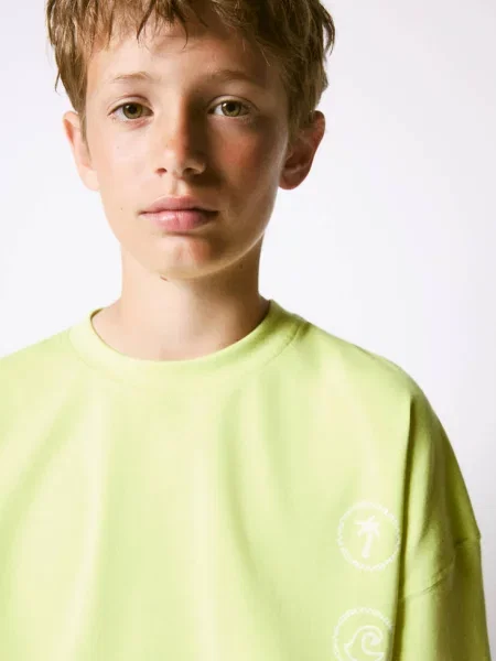 Koszulka boxy z bawełny z nadrukiem zieleń lima Dzieci lata MANGO KIDS