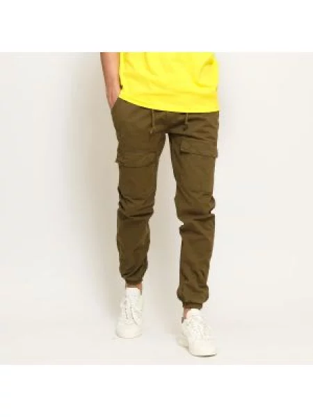 Běžecké cargo kalhoty Urban Classics s přední kapsou hnědé