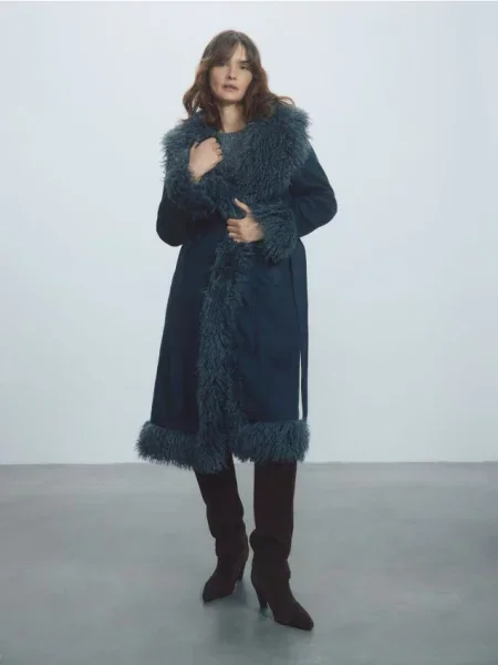 Reserved Płaszcz z imitacji zamszu i futra granatowy