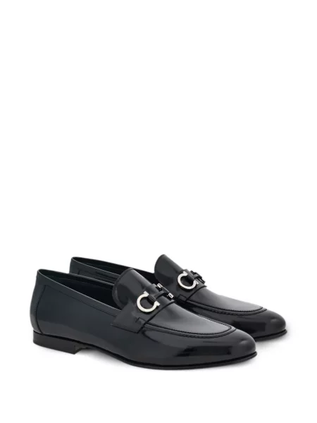 Iš natūralios odos loaferiai Ferragamo su sagtimis juoda
