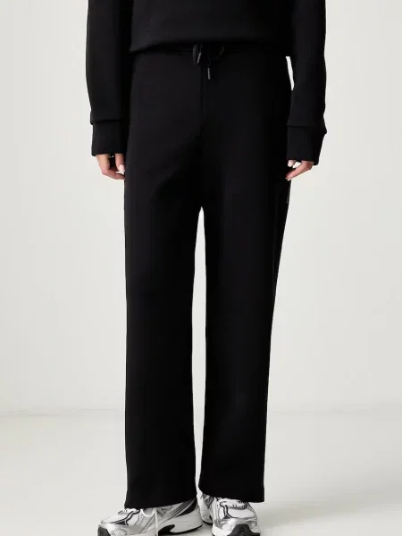 On pantaloni de trening pentru femei cu Focus Tech negru