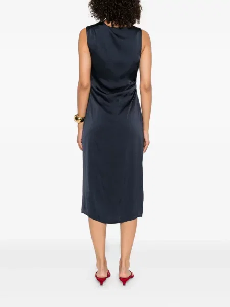 Rochie Theory drapată de costum albastru