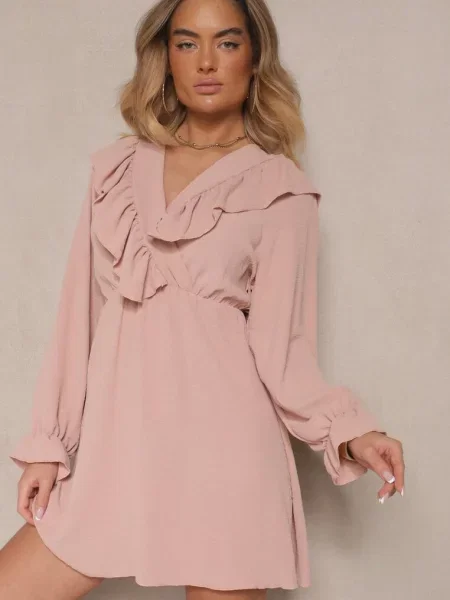 Kopertowa Sukienka z Żabotem Ozdobiona Falbankami Melosia różowa