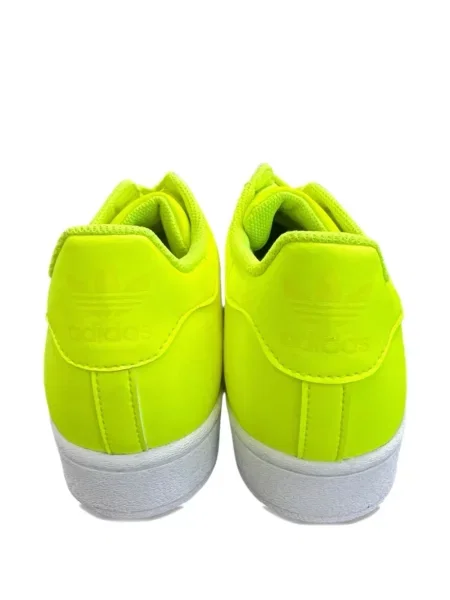 Top Adidas alergare cu decolteu în V alb