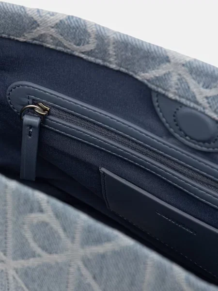 Táska Calvin Klein Emblem Aop Denim Bucket Blue Universal kék