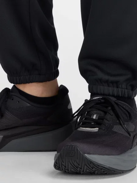 Трикотажные спортивные штаны New Balance черные