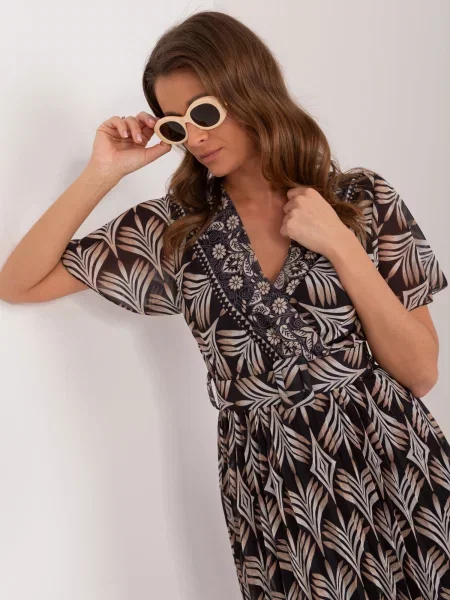 Krátke mini šaty Fashionhunters s potlačou s krátkymi rukávmi čierna