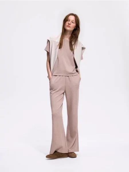 Reserved Pantaloni largi cu modal bej
