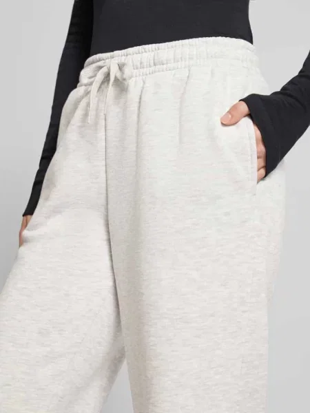 Spodnie dresowe o kroju straight fit z tunelem Gina Tricot
