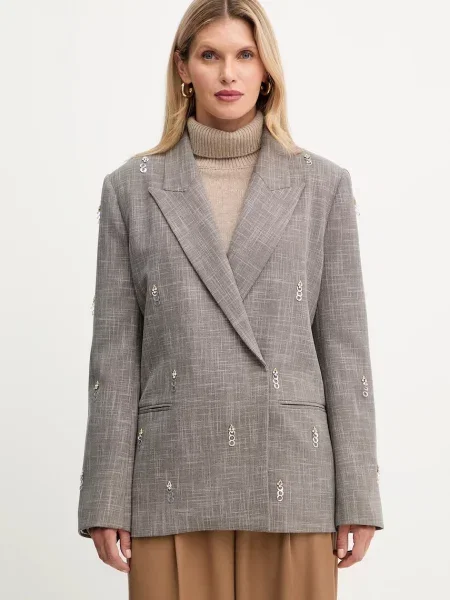 Simona Corsellini sacou cu două rânduri de maro