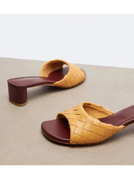Papuci tip mules Bottega Veneta din piele bej
