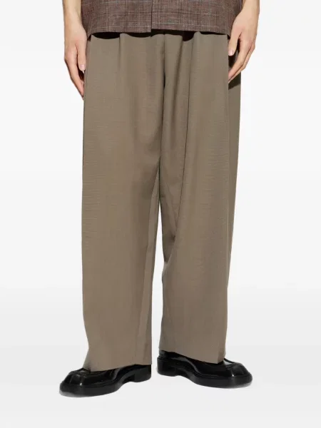 Pantaloni Studio Nicholson plisate maro