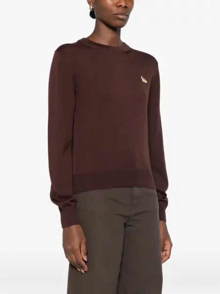 Pulover Maison Kitsune cu decolteu rotund maro