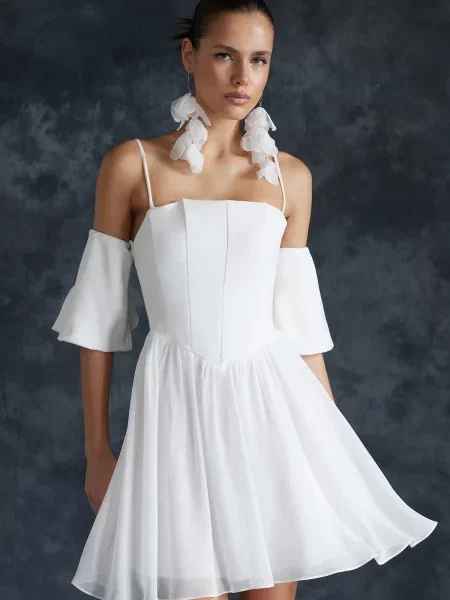 Sukienka wieczorowa Trendyol elegancka biała