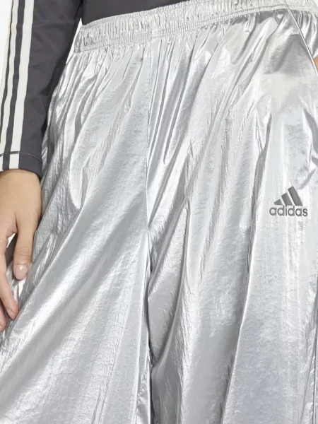 Тениска Adidas на райета с V-образно деколте зелено