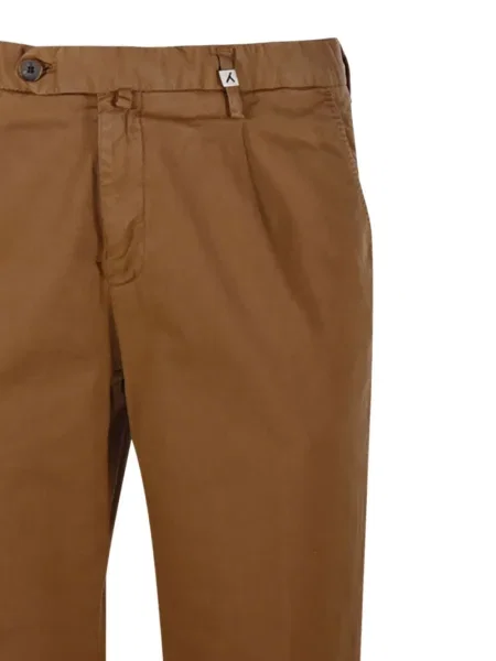 Pantaloni Myths plisate maro