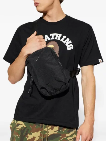 Decupat tricou Nike cu imagine cu cataramă verde
