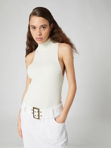Bella x ABOUT YOU Top brodat Rachel murdar alb
