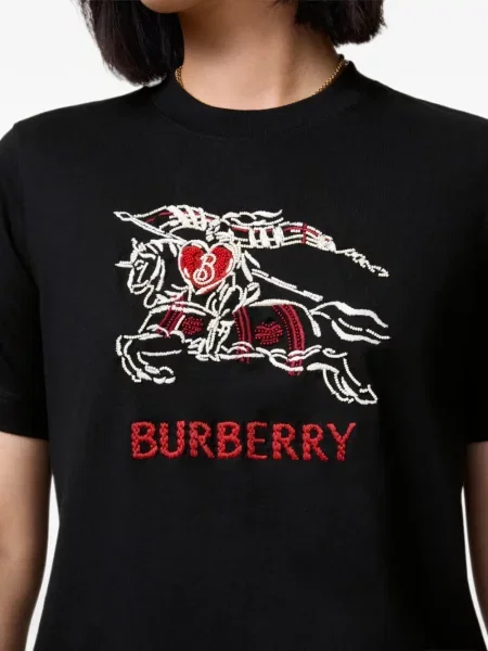 Тениска Burberry със сърца черно