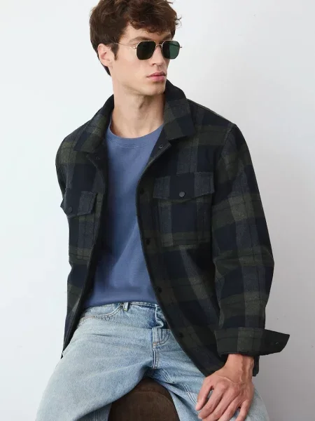 Medicine geacă cu aspect de cămașă de tranzitie verde