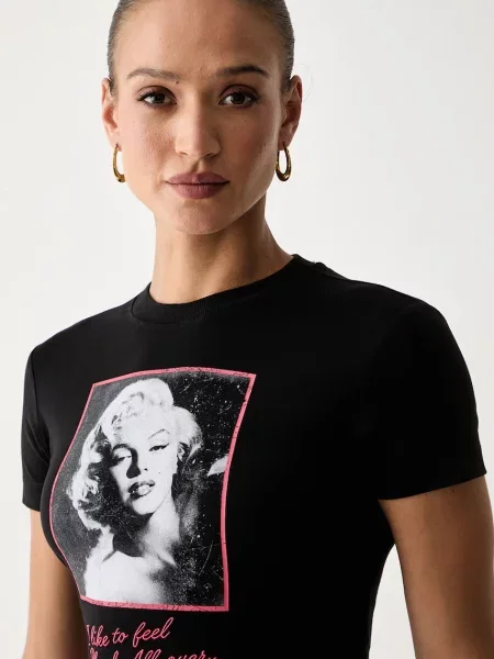 Укороченная футболка Guess