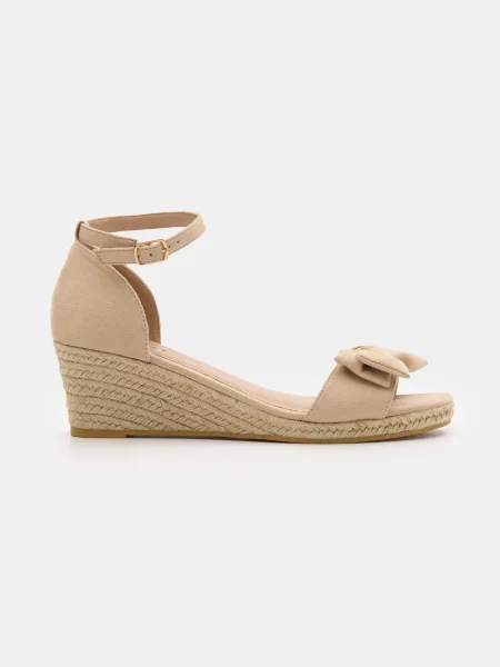 Босоніжки на платформі з закритою п'ятою нюдовий