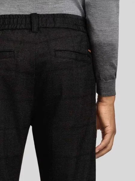 Chinosy o kroju tapered z dodatkiem Boss Orange czarne