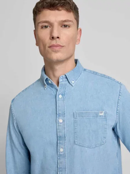 Koszula jeansowa o kroju regular fit z kołnierzykiem button-down Gap