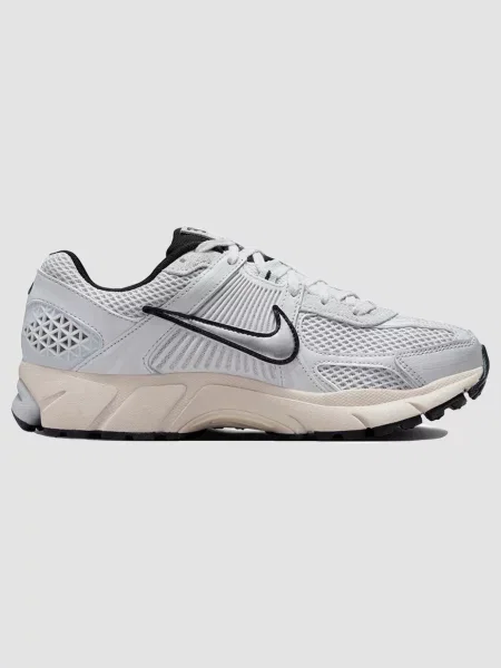 Кожаные кроссовки Nike Vomero белые