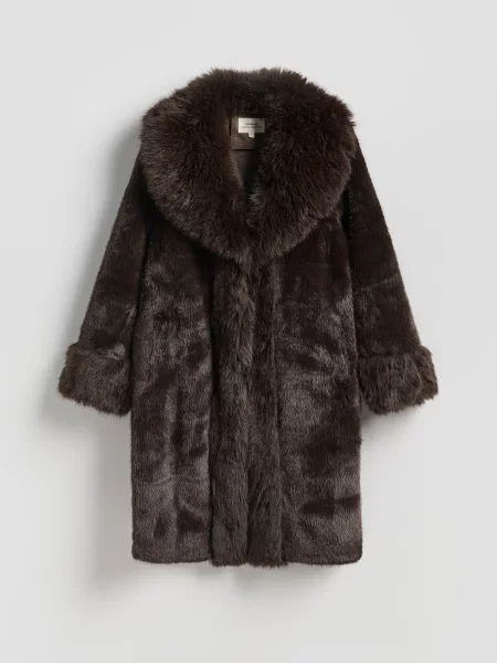 Reserved Пальто зі штучного хутра темно коричневий