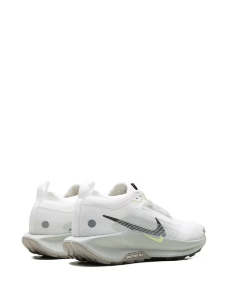 Curea Nike cu glugă cu tepi cu model floral alb