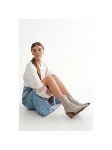 Замшевые сапоги Estro серые