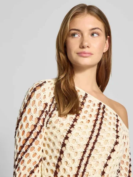 Sweter z dzianiny na jedno ramię model ‘Laren’ Leger By Lena Gercke biały